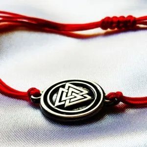 Браслет с красной нитью