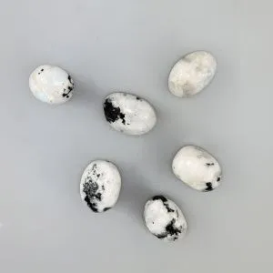 Лунный камень с турмалином, галтовка 2-3 см (ок. 20 г), 1 шт.