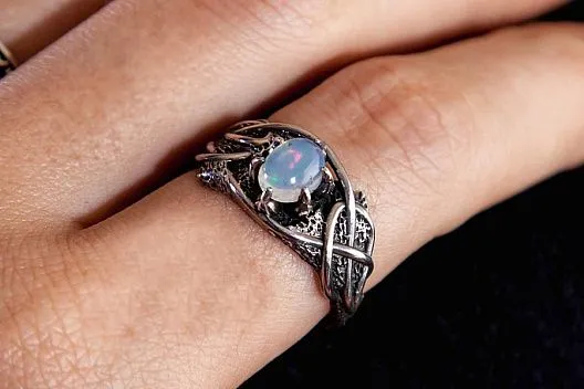 Серебряное кольцо "Другая сторона" со светлым опалом