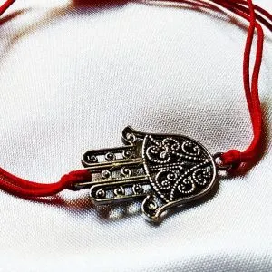 Браслет с красной нитью