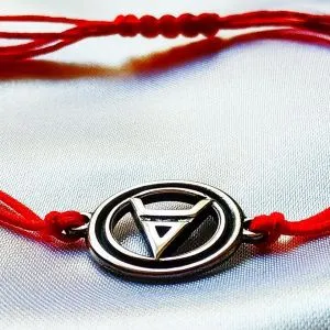 Браслет с красной нитью