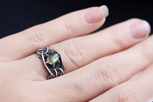 Серебряное кольцо "Другая сторона" с лабрадоритом