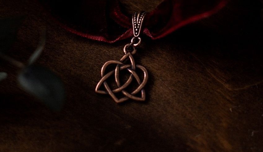 Подвески, колье, чокеры и ожерелья