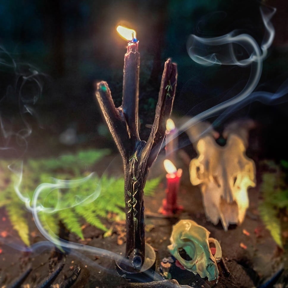 Магия свечей ритуалы. Магические свечи. Волшебная свеча. Ритуалы со свечами. Магический обряд со свечами.