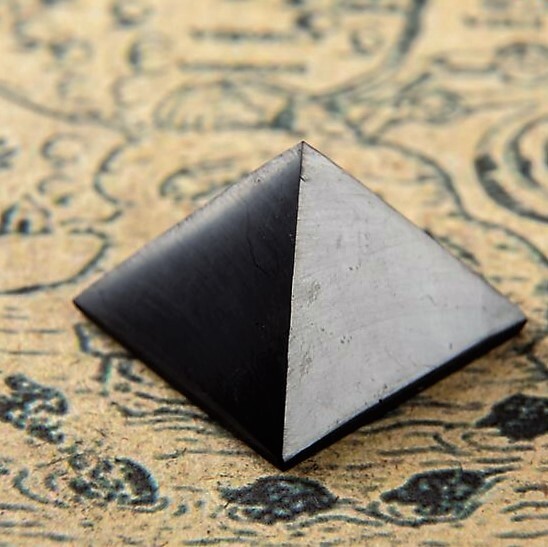 

Шунгит, пирамида 6 х 4,5 см (ок. 160 г)