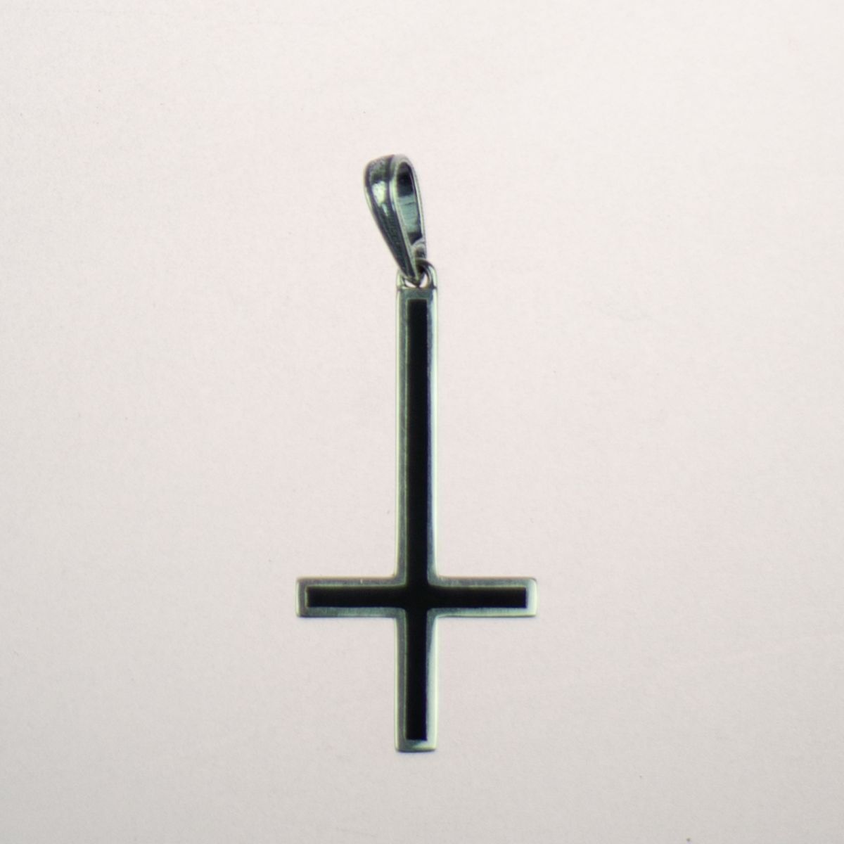 

Подвеска "Перевернутый латинский крест" с эмалью и серебрением