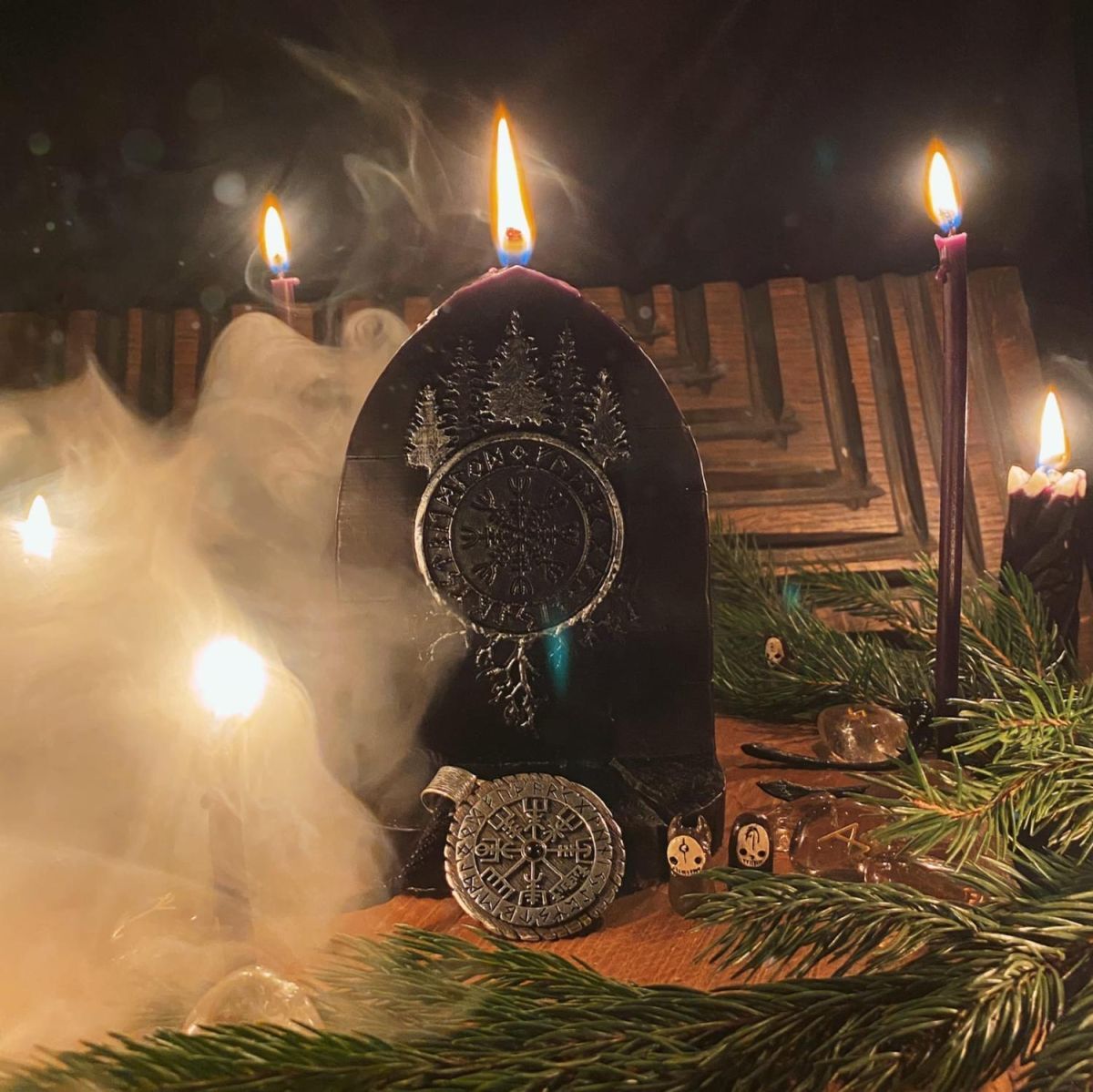 

Ритуальная свеча "Портал Агисхьяльма"