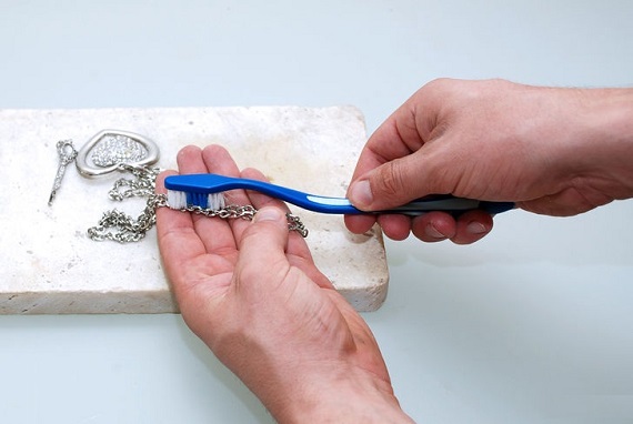 Чем можно почистить серебряную цепочку: 10 лучших способов