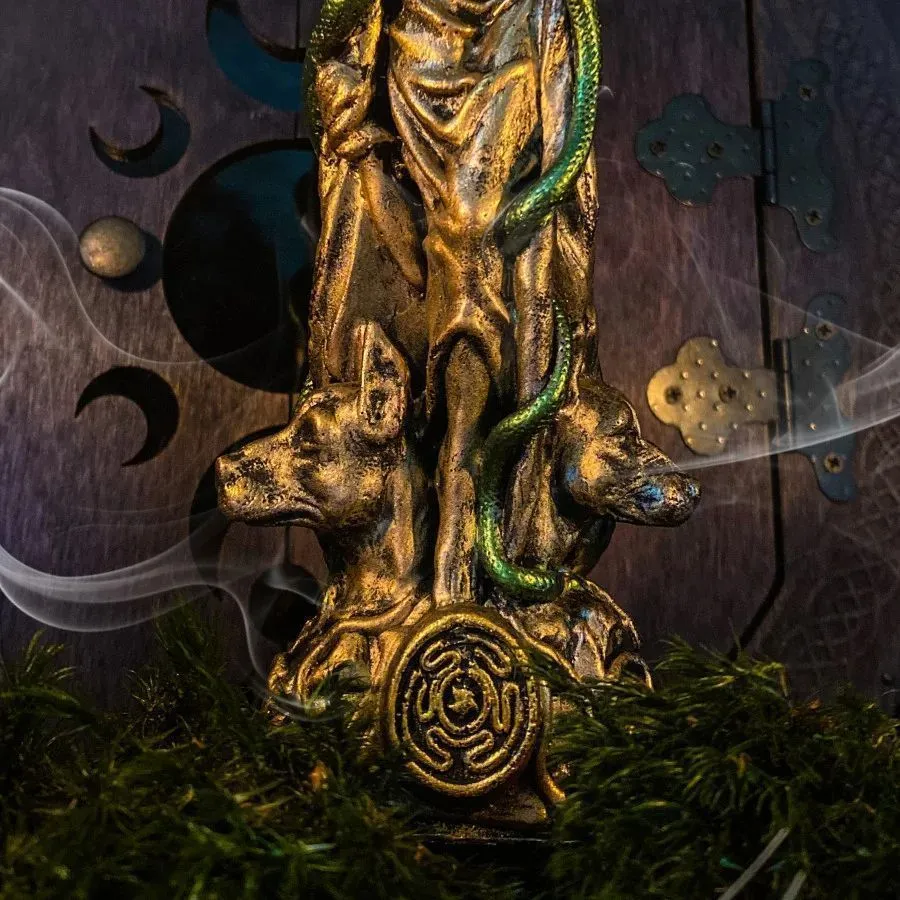 Свеча "Трехликая Геката", восковая, фигурная