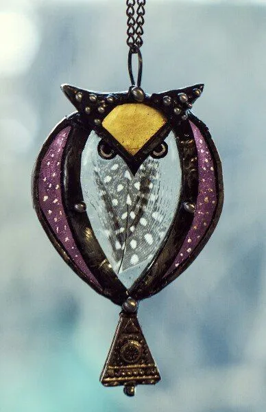 Подвеска "Охота на солнце" из витражного стекла и пера совы