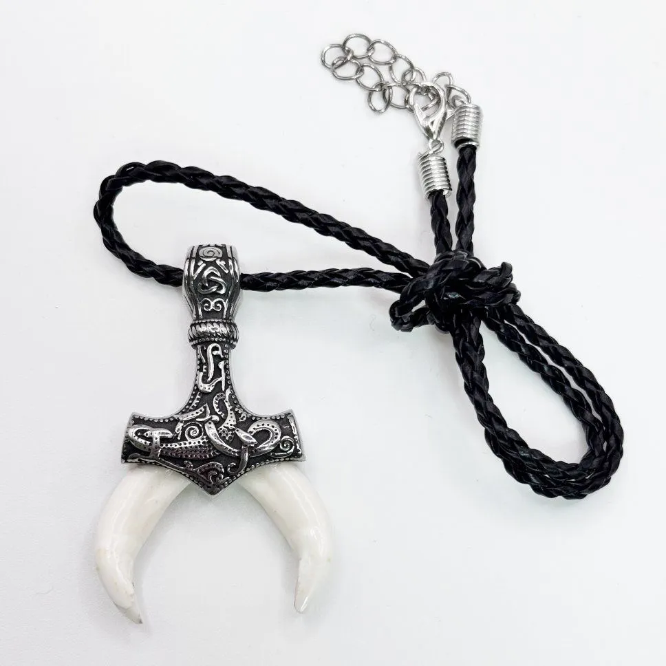 Амулет "Сила, рождённая упорством" с молотом Тора и клыками барсука
