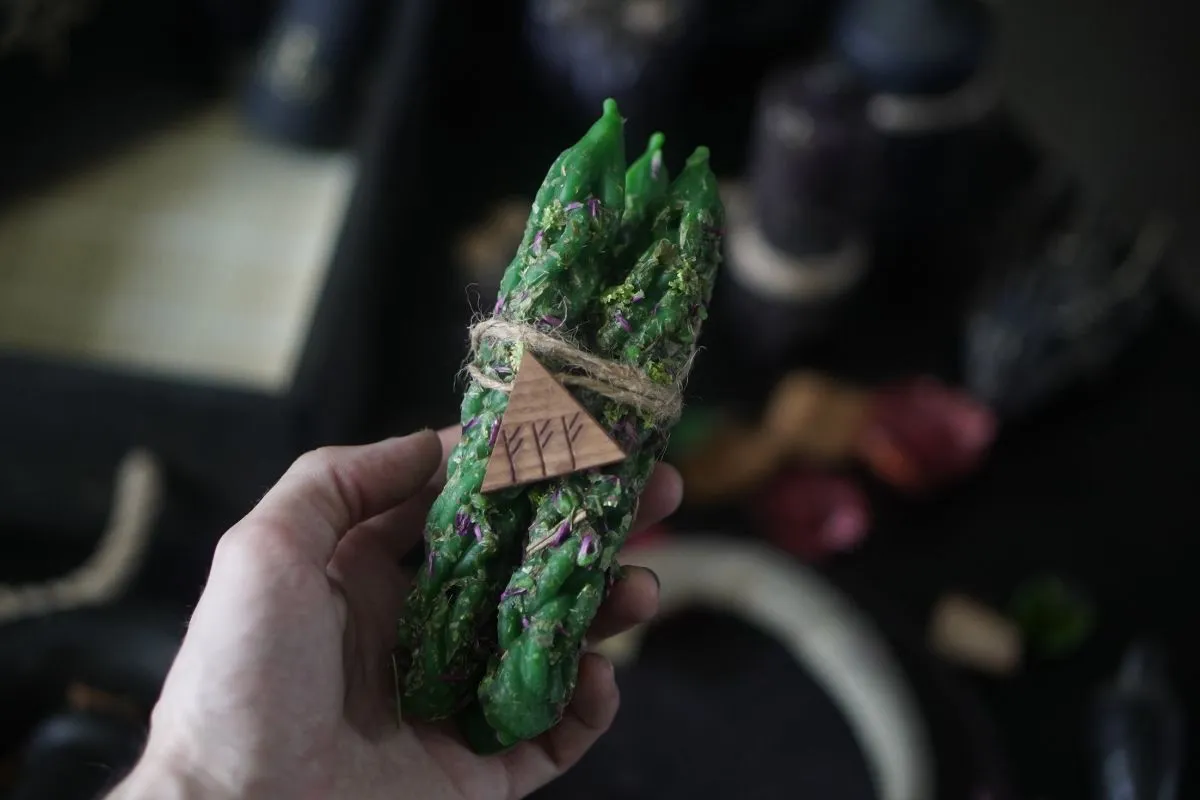 Восковая свеча "Тройной магнит" с амулетом