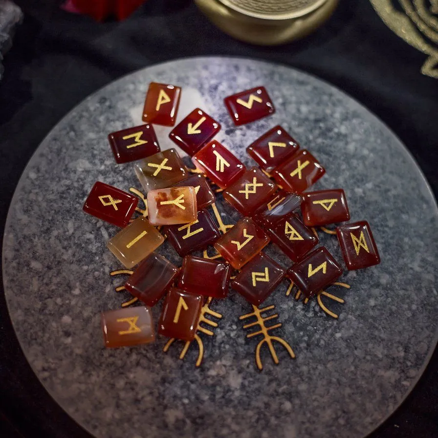 Набор рун из сердолика, подарочная упаковка