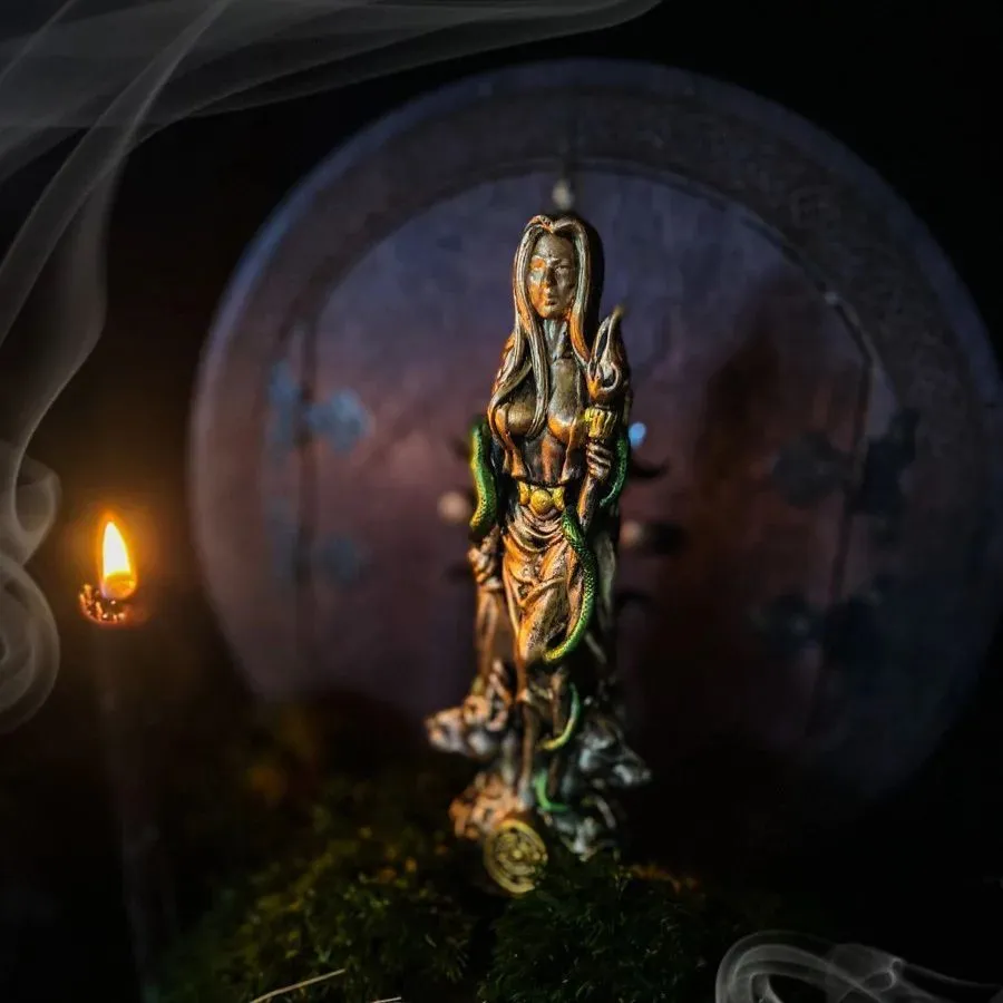 Свеча "Трехликая Геката", восковая, фигурная