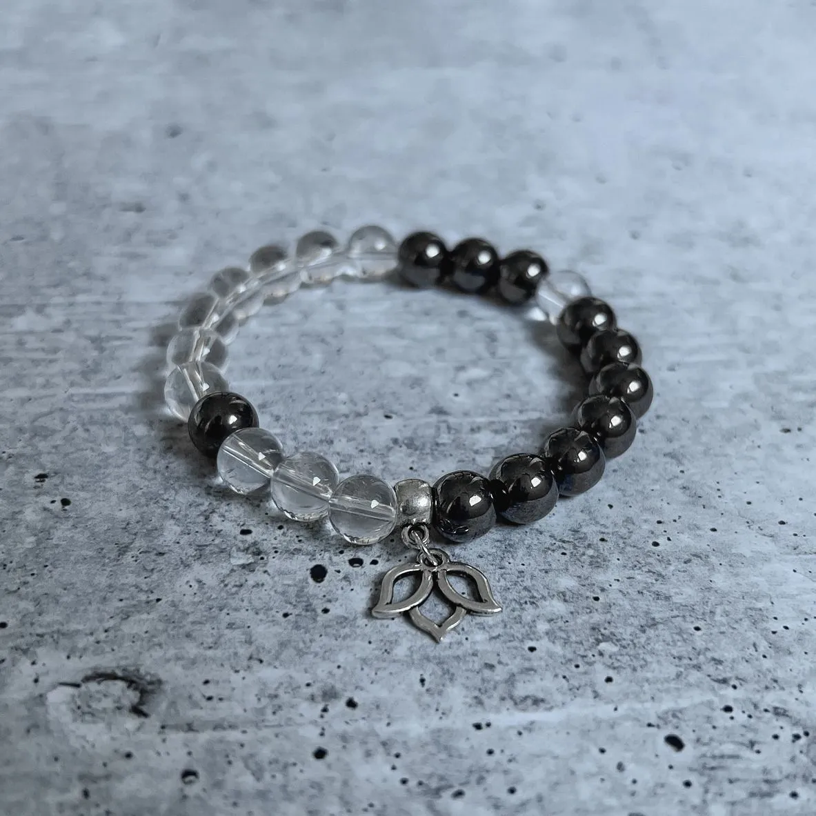 Браслет из гематита и горного хрусталя с лотосом