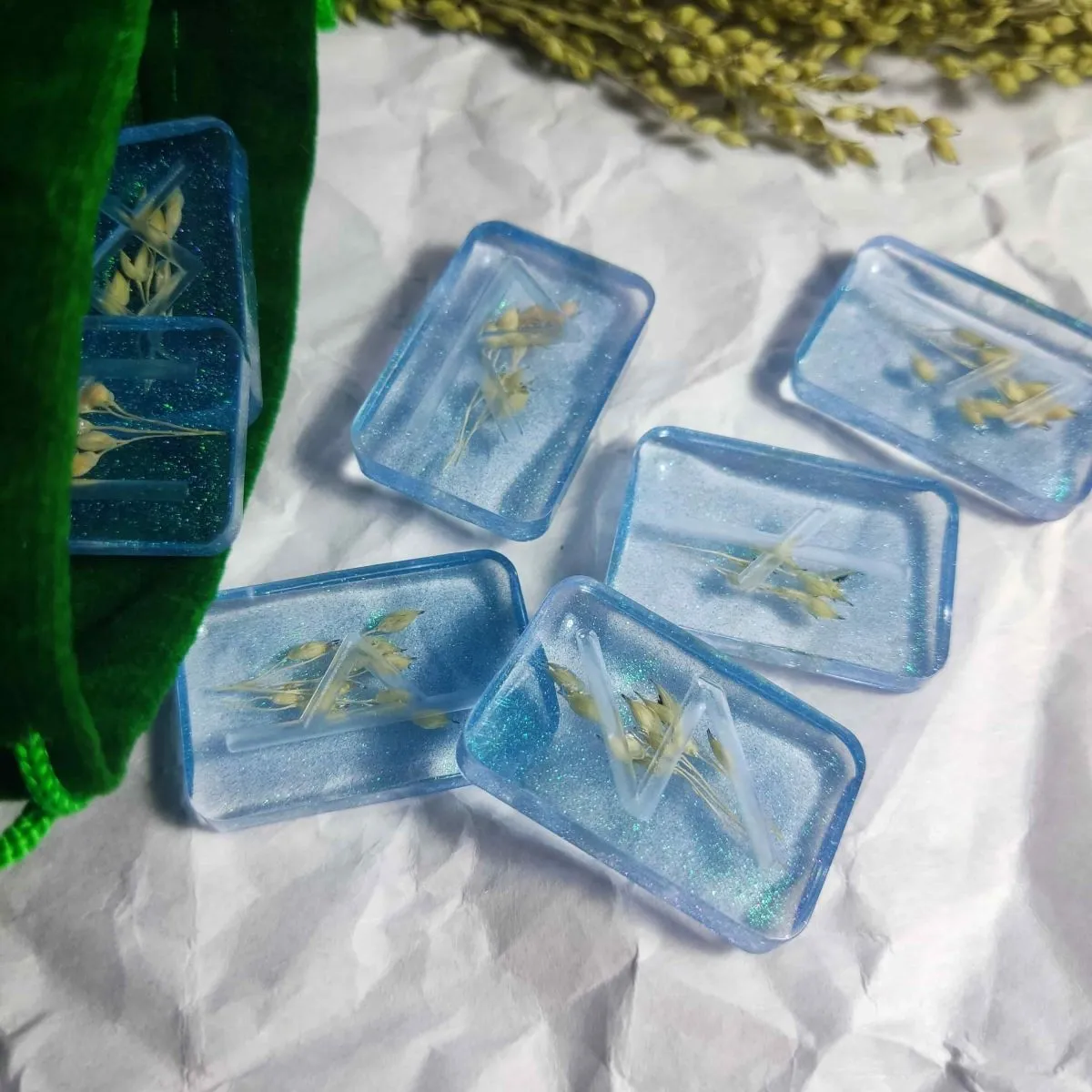 Набор рун "Жатва" (24 руны из эпоксидной смолы + мешочек)