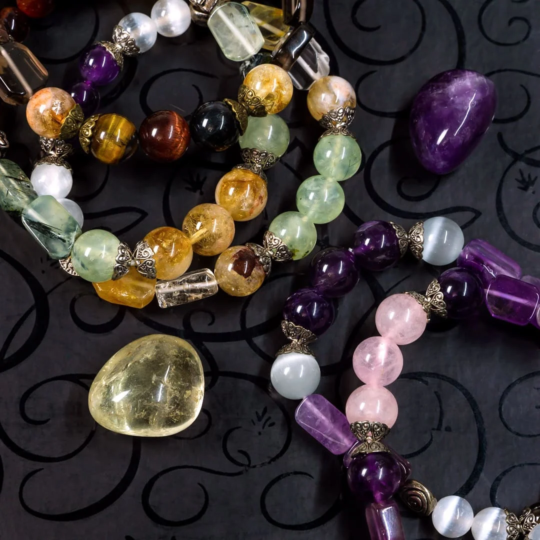 Браслет "Та, кто считает луну сегодня красивой" из натуральных камней