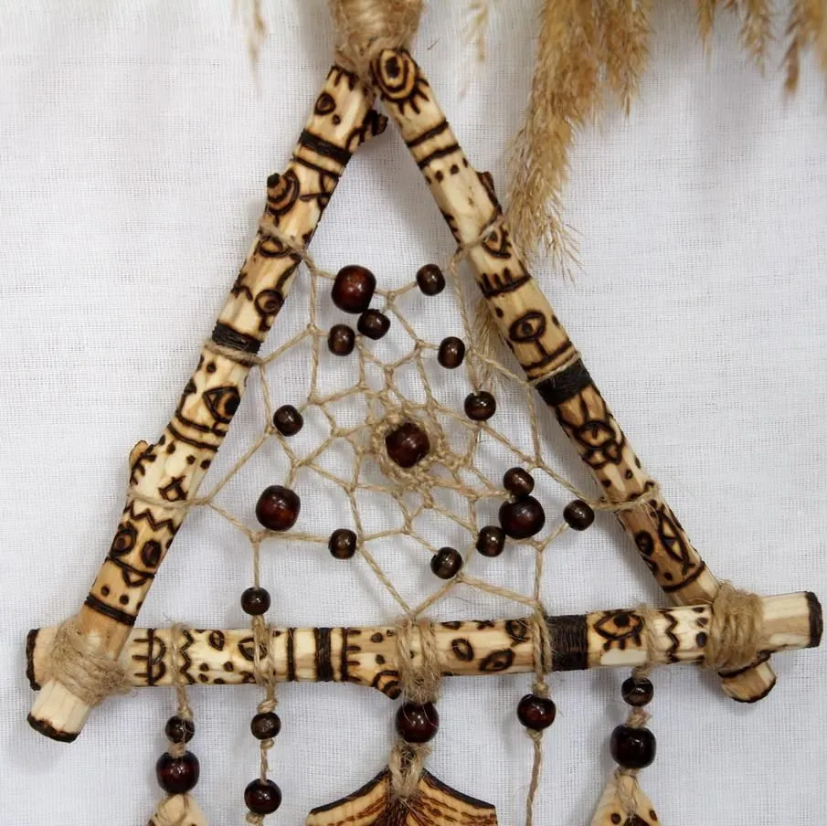 Ловец снов треугольный "Шаман", ширина 18 см