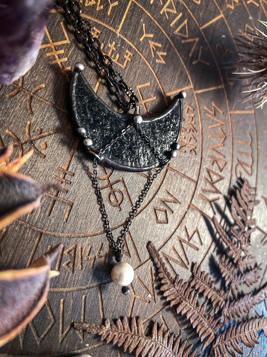 Кулон "Новолуние" с жемчужиной