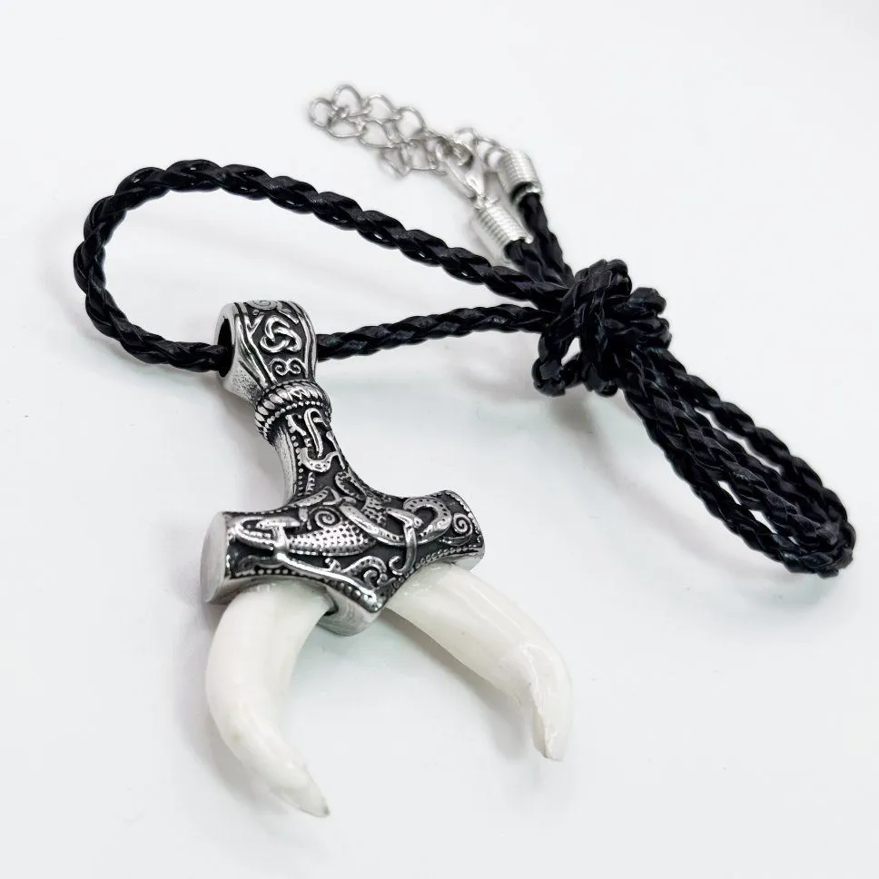 Амулет "Сила, рождённая упорством" с молотом Тора и клыками барсука