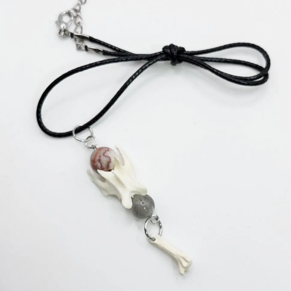 Подвеска "Магический Дар" с позвонком куницы и лисы, лабрадоритом и розовой яшмой