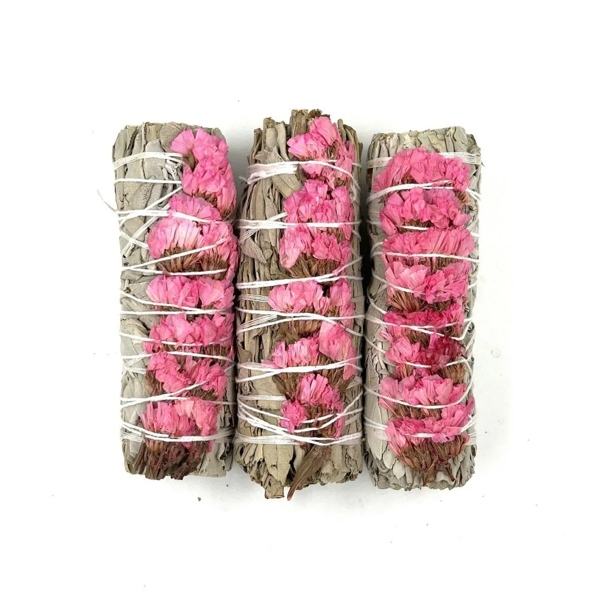 Скрутка белого шалфея с цветами розовой статицы