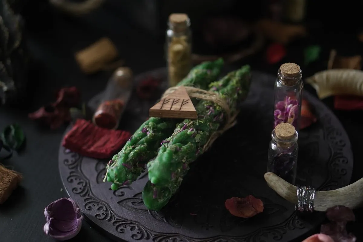 Восковая свеча "Тройной магнит" с амулетом