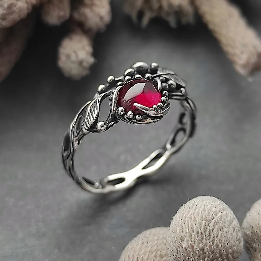 Серебряное кольцо "Капля Волшебства", гранат, р.19