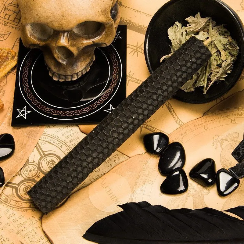 Свеча из вощины "Огненный оберег" с полынью