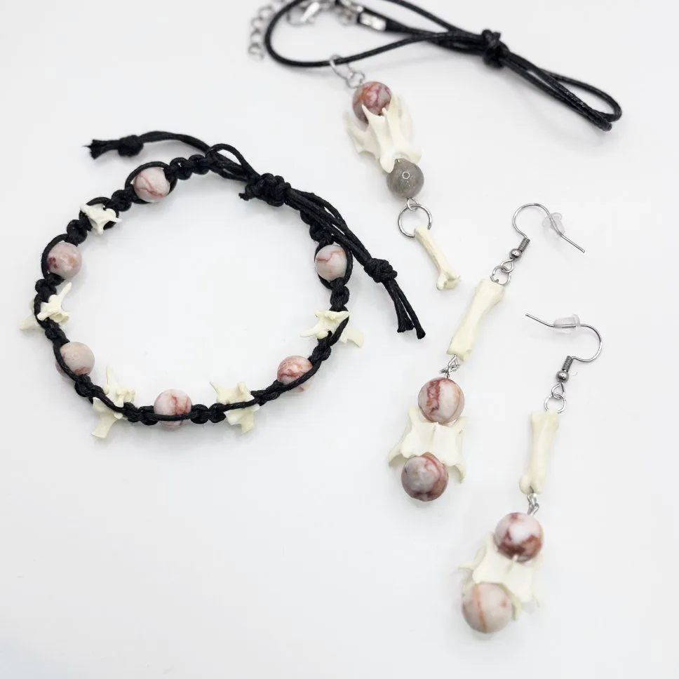 Браслет "Мудрое решение" с позвонками змей и розовой яшмой