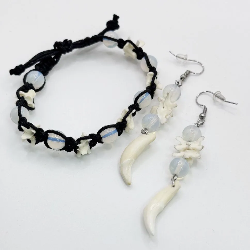 Серьги "Сила баланса" с клыками лис, позвонками ящерицы и опалитом