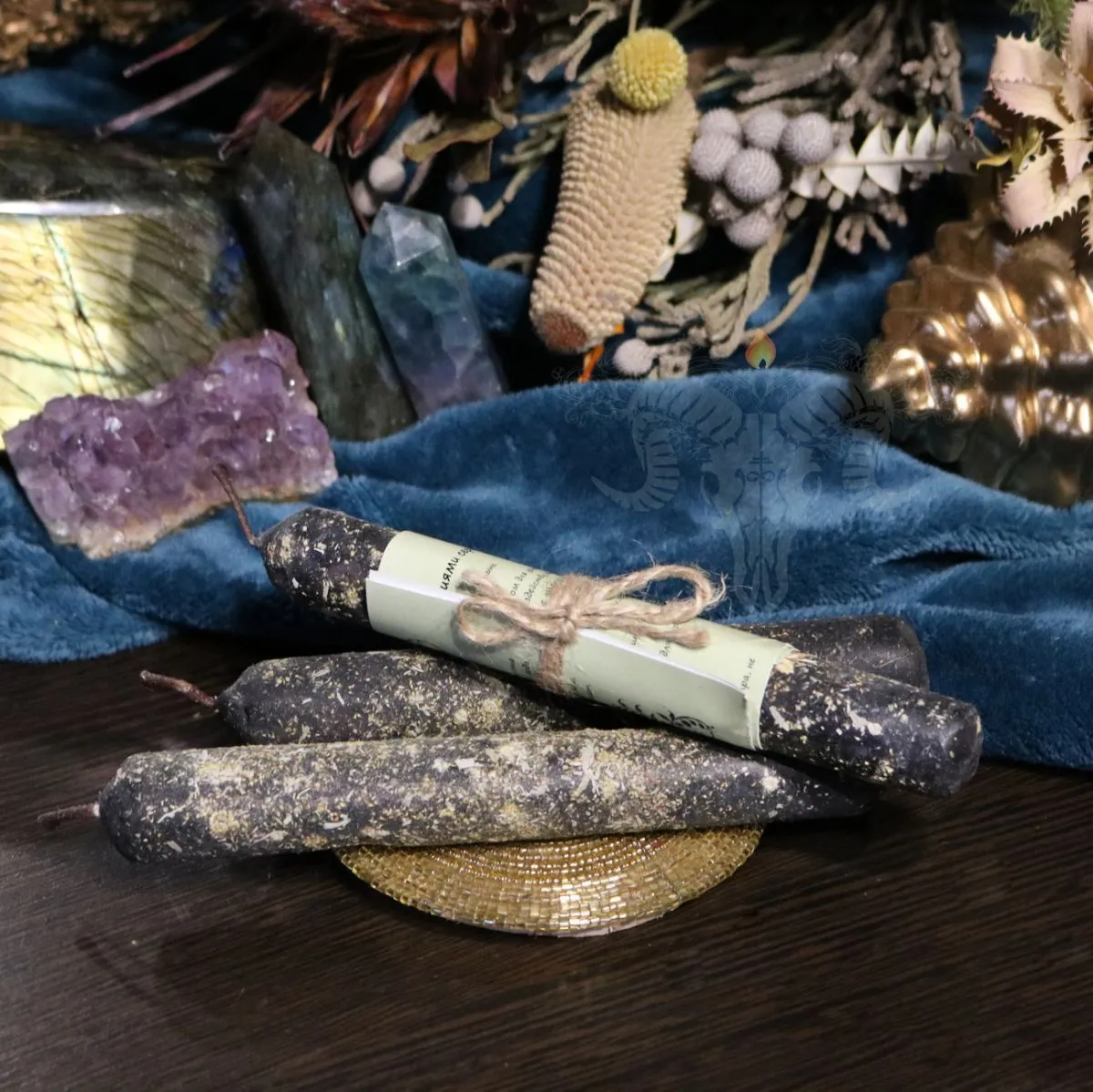 Свеча катаная с серебряной полынью