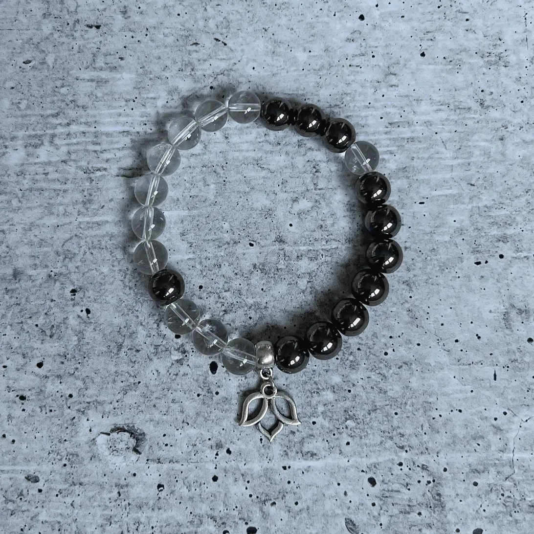 Браслет из гематита и горного хрусталя с лотосом
