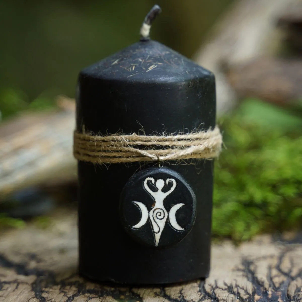 Свеча "Ведьмин Оберег" с амулетом