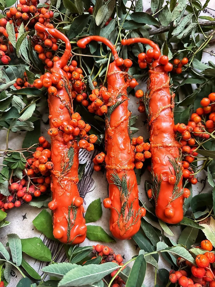 Катаная живая свеча "Два осенних урожая" с рябиной